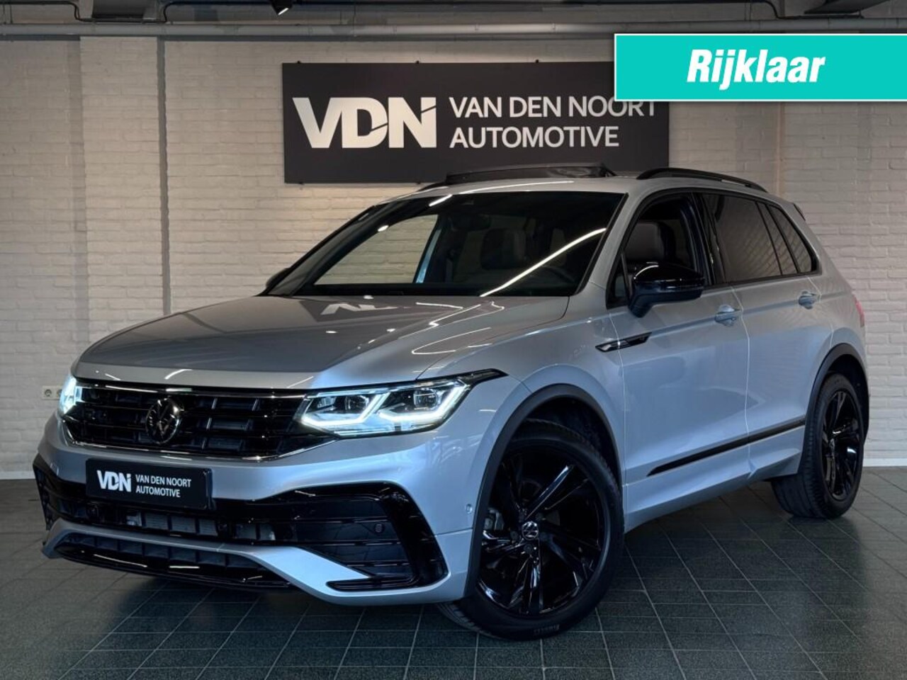 Volkswagen Tiguan - 1.5 TSI R-Line Business Black Style Pano Trekhaak Camera 19'' - AutoWereld.nl