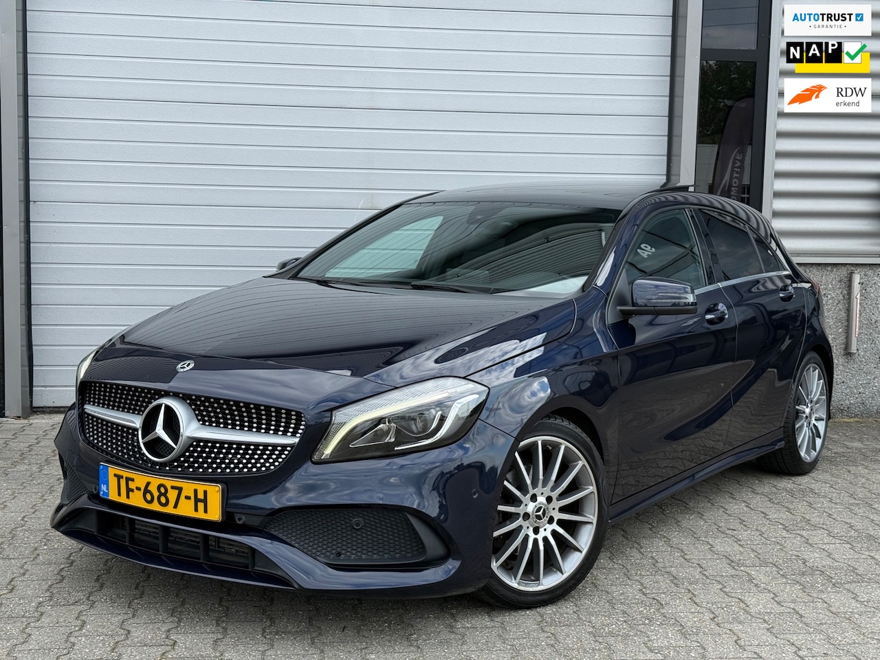 Mercedes-Benz A-klasse - 160 AMG-line Pano Xenon Keyless Camera Trekhaak - AutoWereld.nl