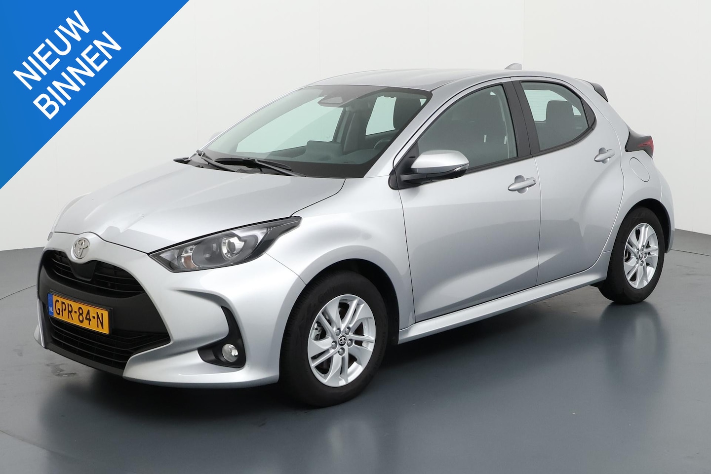 Toyota Yaris - 1.5 HYBRID 115 ACTIVE I AUTOMAAT I APPLE CARPLAY I P-CAMERA I ADAPTIVE CRUISE CONTROL - AutoWereld.nl