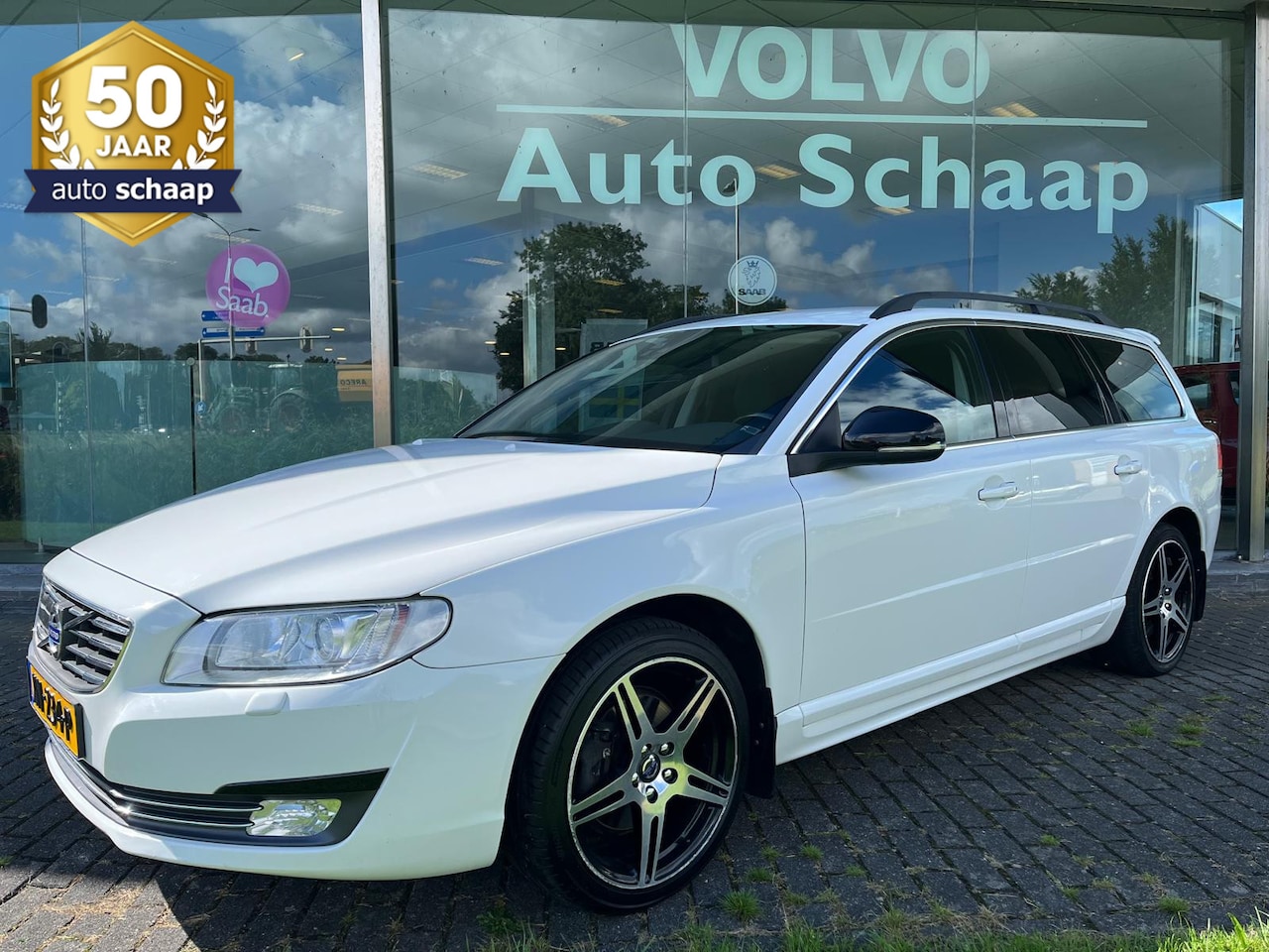 Volvo V70 - 2.0 T4 Classic Edition Automaat | Rijklaar incl garantie | Achterspoiler Standkachel Trekh - AutoWereld.nl