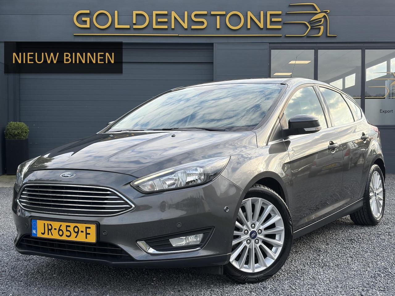 Ford Focus - 1.0 Titanium ✓125pk✓2e Eigenaar✓Navi✓Trekhaak✓6 Bak✓Clima✓Cruise✓Pdc V+A✓Net Beurt gehad✓1 - AutoWereld.nl