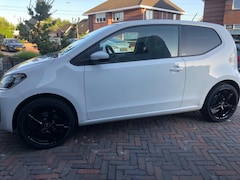 Volkswagen Up! - 1.0 17 inch Full Options