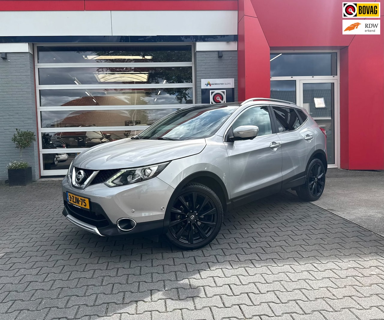 Nissan Qashqai - 1.2 Tekna Pano, Trekhaak, 4Season - AutoWereld.nl