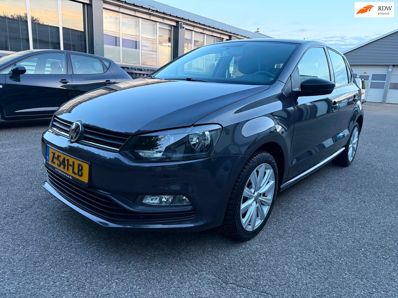 Volkswagen Polo - 1.0 Comfortline Edition 2016 Parkeersensor Stoelverwarming Airco - AutoWereld.nl