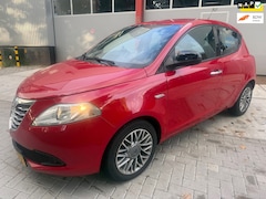 Lancia Y(psilon) - Ypsilon 0.9 TwinAir Black & Red