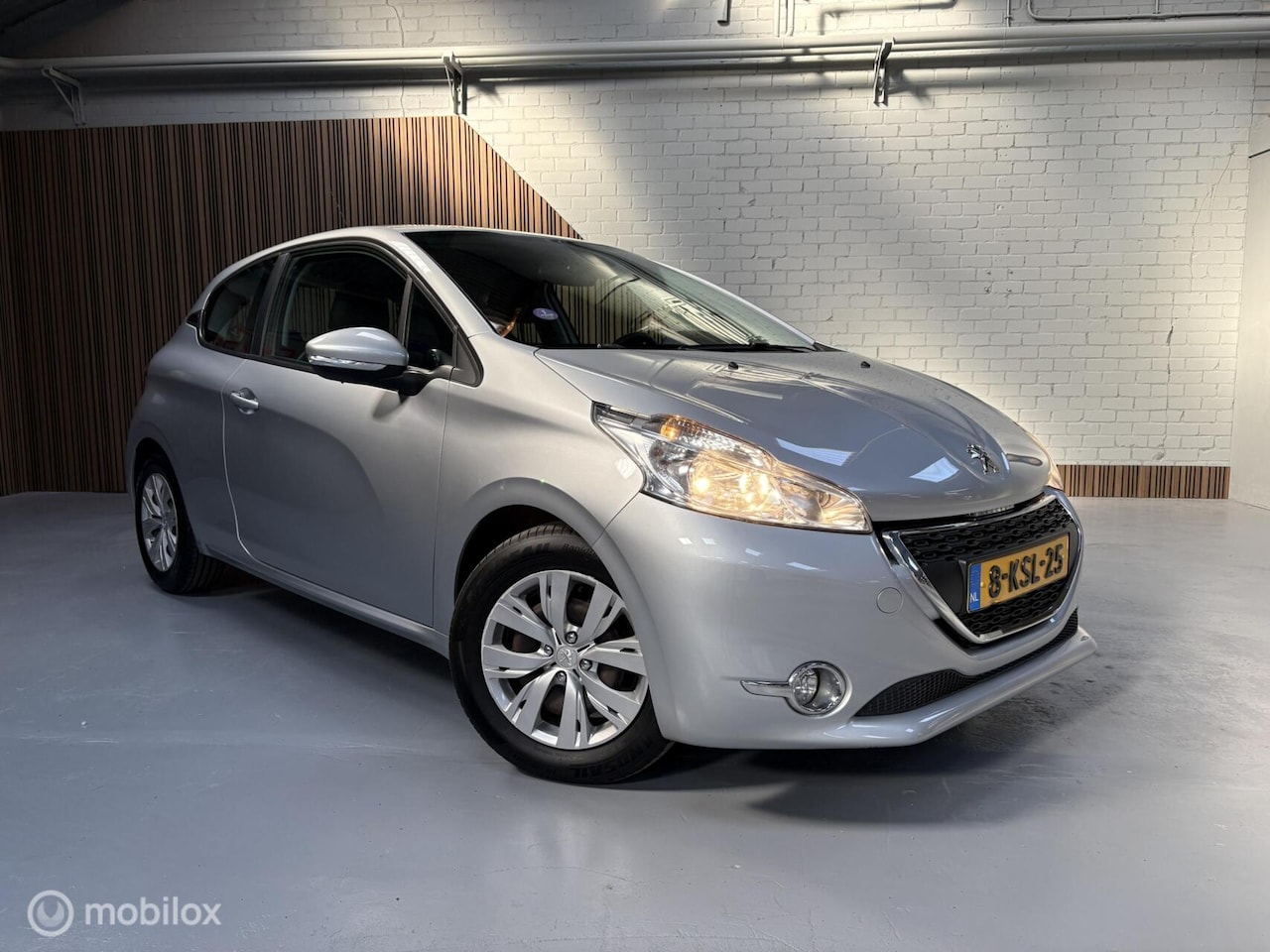 Peugeot 208 - 1.4 VTi Envy|Airco|Cruise Control|Sensoren| - AutoWereld.nl