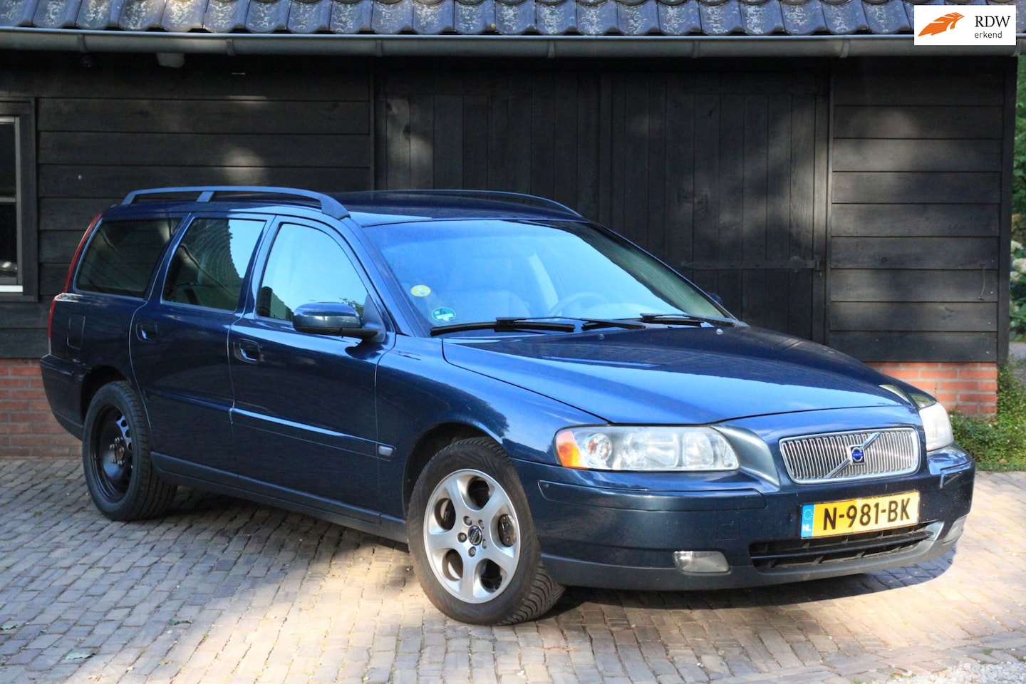 Volvo V70 - 2.5 T Automaat Momentum Parkeersensor/Stoelverwarming/Half-Leer/Apk 09-2027 - AutoWereld.nl