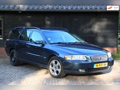 Volvo V70 - 2.5 T Automaat Momentum Parkeersensor/Stoelverwarming/Half-Leer/Apk 09-2027