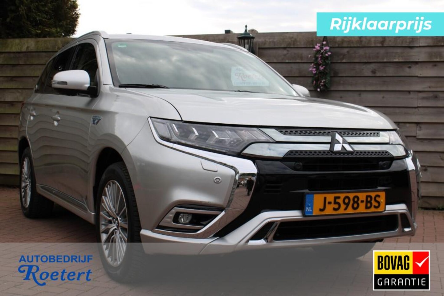 Mitsubishi Outlander - 2.4 PHEV 224pk Intense+ 4WD automaat ECC/navi/cruise/PDC/camera/carplay/trekhaak - AutoWereld.nl