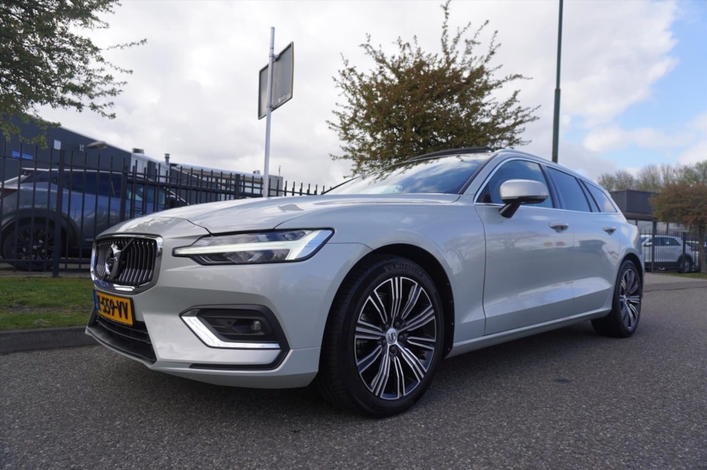 Volvo V60 - B3 163pk Geartronic Hybrid Inscription P-dak Trekh. wegkl. Harman Kardon NL-Auto - AutoWereld.nl