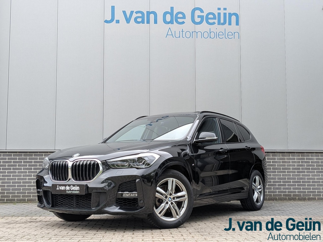 BMW X1 - sDrive18i Executive | M-Sport | Panorama | LED| Camera - AutoWereld.nl