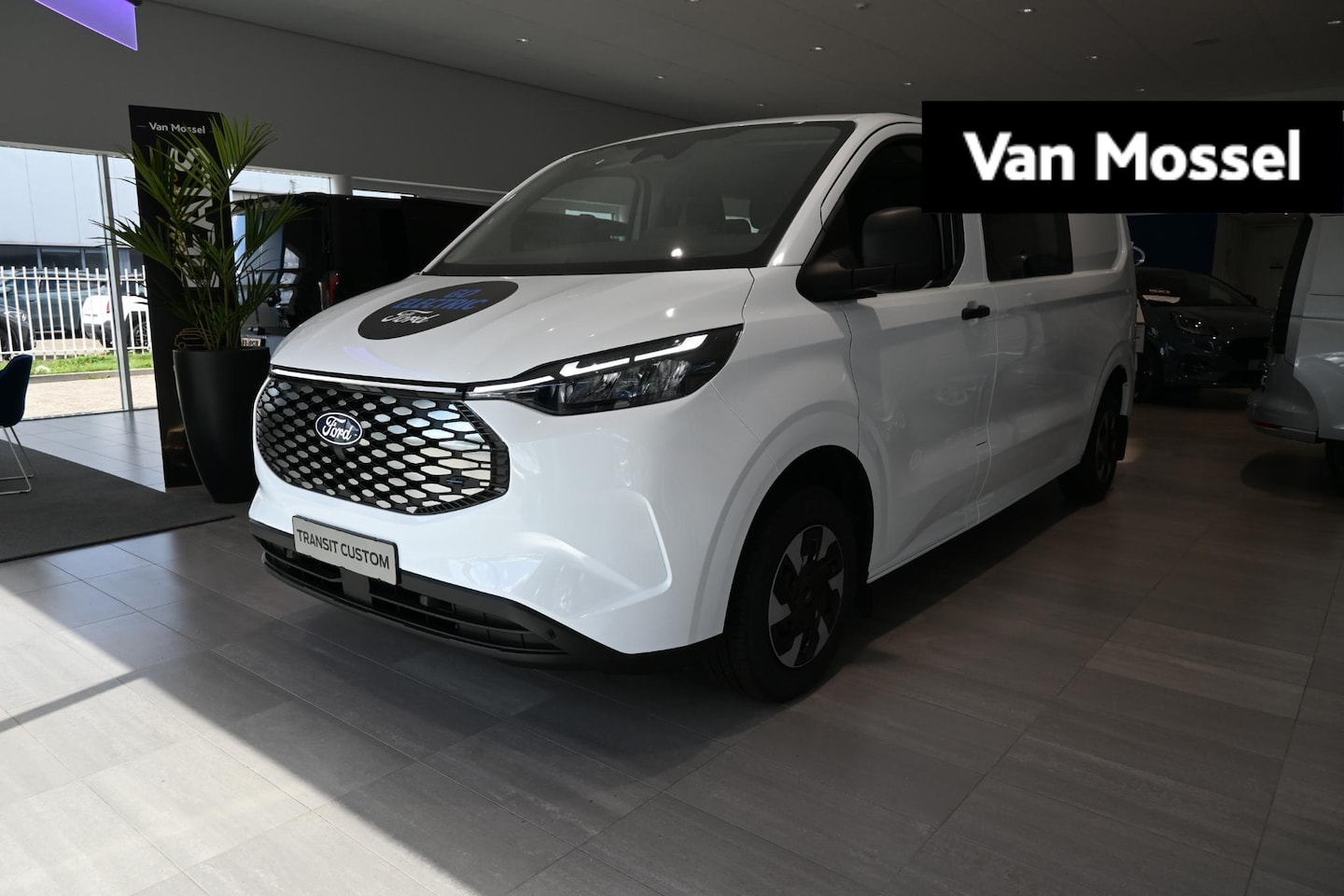 Ford Transit Custom - E-Transit 320 L2H1 Trend 65 kWh Dubbel Cabine | €5.000 Korting | 0,99% Financial Lease | T - AutoWereld.nl