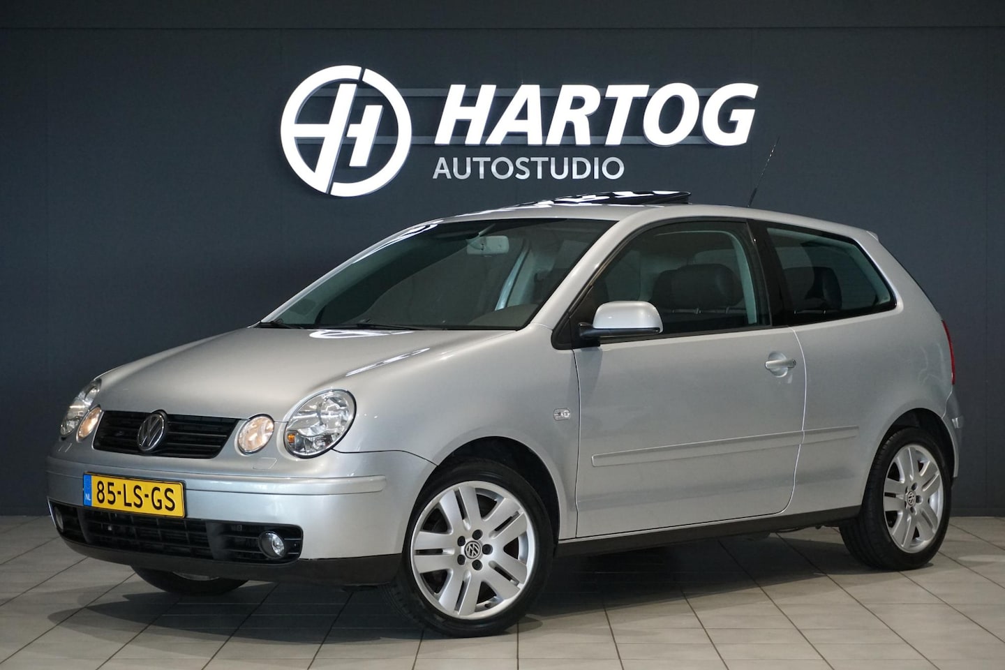 Volkswagen Polo - 1.4-16V Highline Automaat + PANO / LEDER / CLIMATE CONTROL / PDC / STOELVERWARMING - AutoWereld.nl