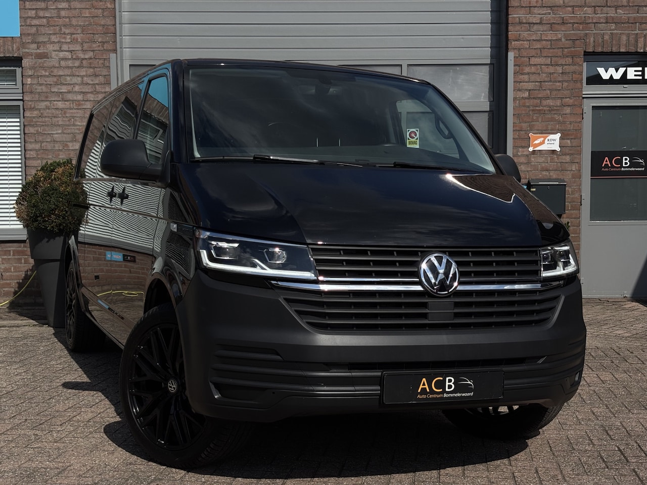 Volkswagen Transporter - 2.0 TDI L2H1 Automaat 3 persoons / achterklep. - AutoWereld.nl