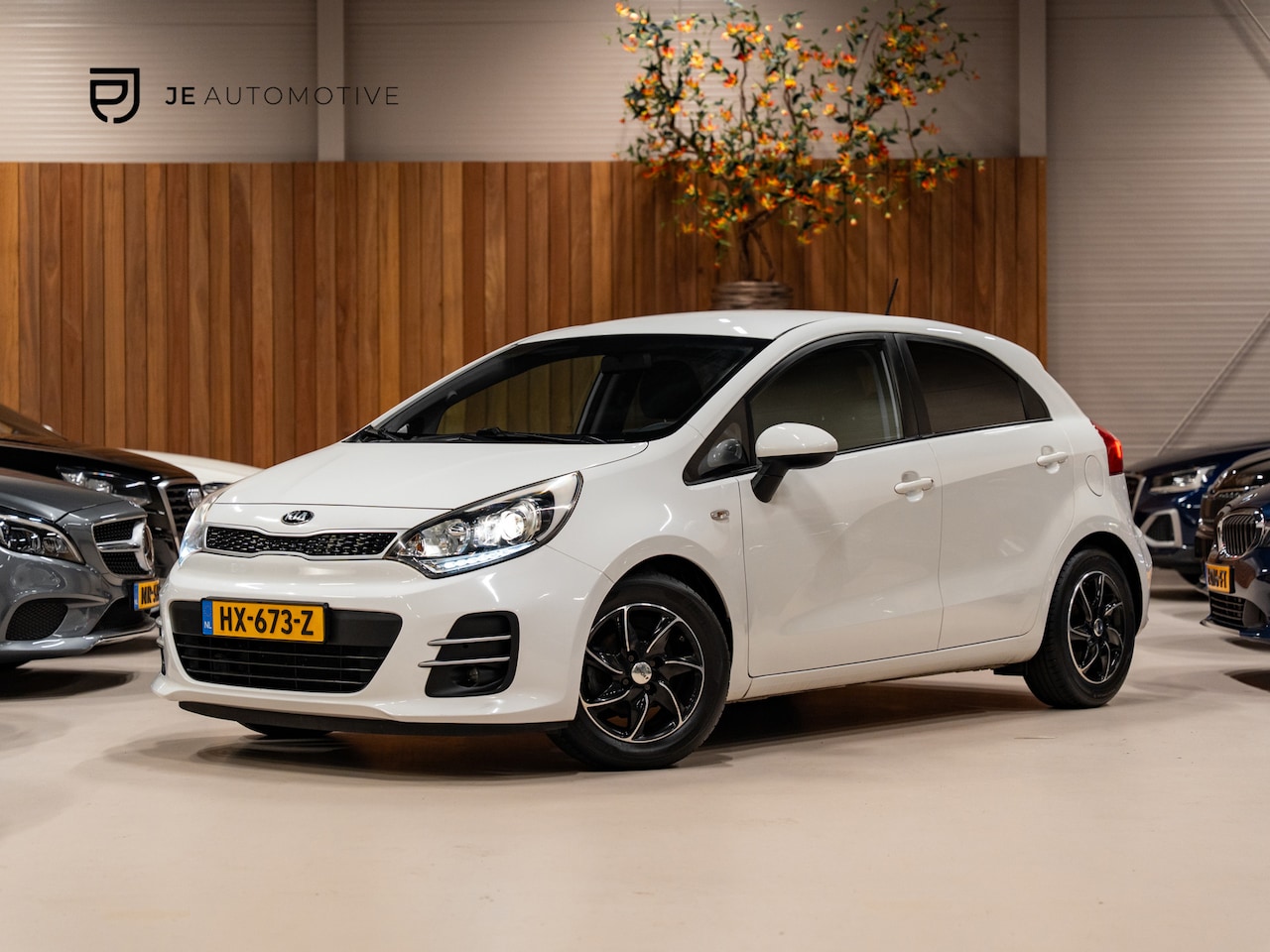 Kia Rio - 1.2 CVVT DynamicLine 1.2 CVVT Dynamic Line, Navi, Camera, Cruise, Led, Multistuur, Private Glas, Volledig Onder - AutoWereld.nl
