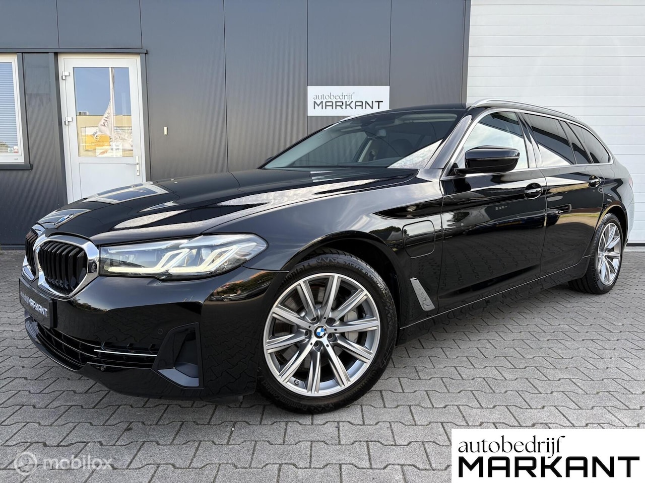 BMW 5-serie Touring - 530e High Executive HUD / LED / Trekhaak - AutoWereld.nl