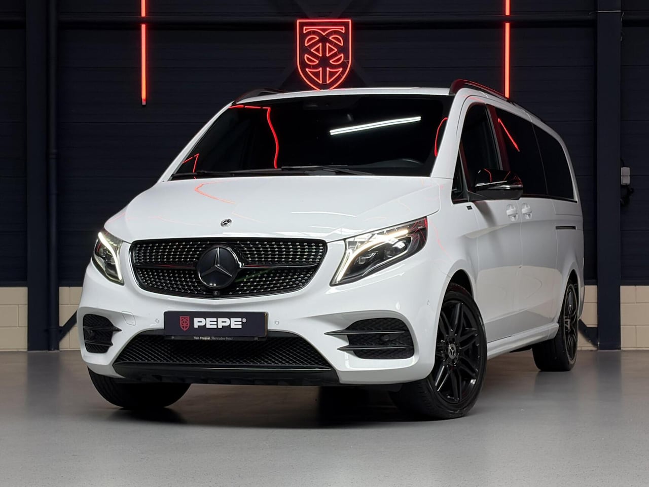 Mercedes-Benz V-klasse - 300d 4-MATIC XL DC |AMG|DUBB-SCHUIF|TREKH.|BURM.|360° - AutoWereld.nl