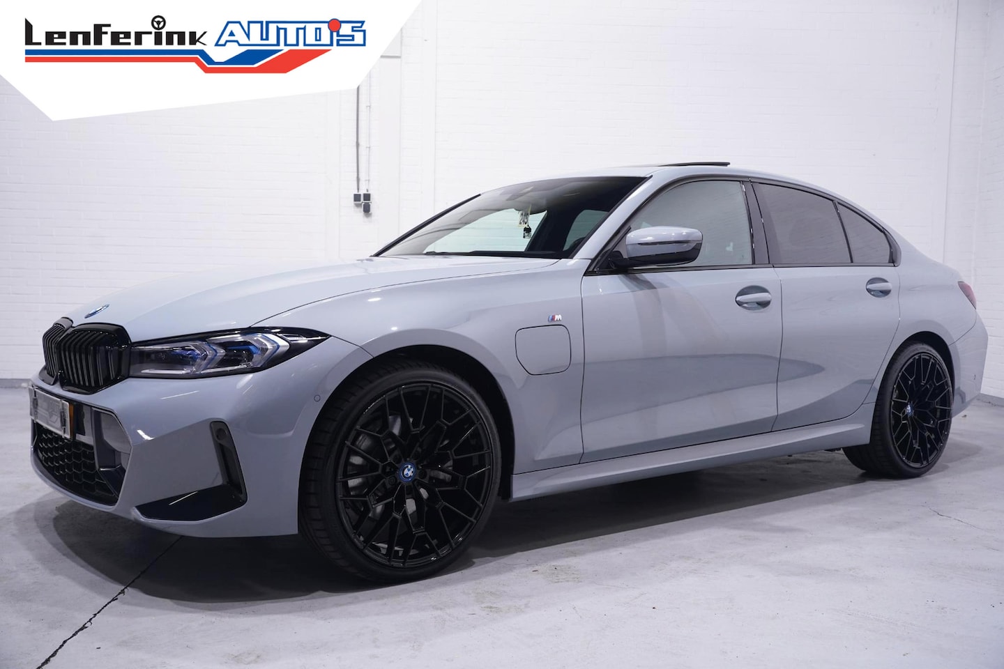 BMW 3-serie - 330e M Sport Head up Schuifdak Camera Memory Shadowline 20 Inch Apple Carplay Travelpakket - AutoWereld.nl