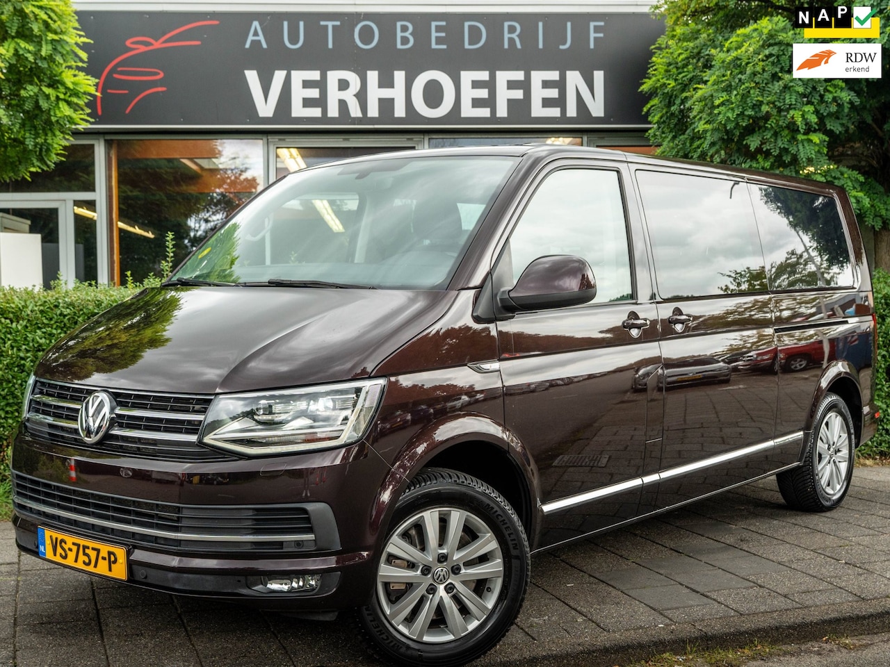 Volkswagen Transporter Caravelle - 2.0 TDI L2H1 DC Highline - AUTOMAAT - MARGE - APPLE CARPLAY - PARKEER CAMERA - TREKHAAK! - AutoWereld.nl