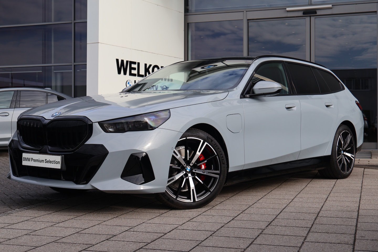 BMW 5-serie Touring - 530e M Sport Automaat / Panoramadak / Trekhaak / Achteruitrijcamera / Adaptieve LED / Stoe - AutoWereld.nl