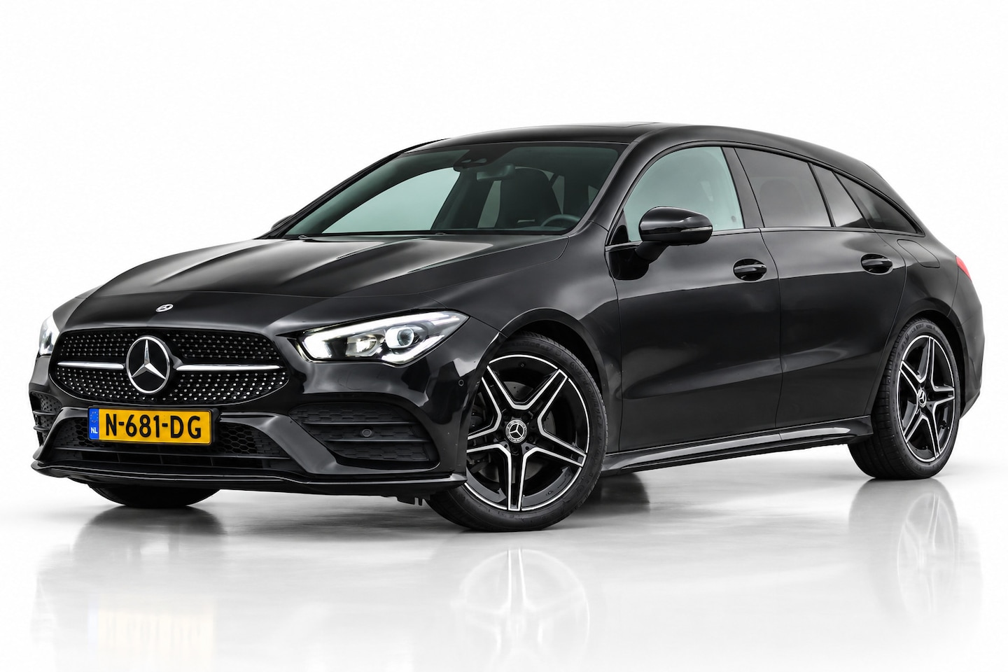 Mercedes-Benz CLA-klasse Shooting Brake - 200 AMG NIGHT | TREKHAAK | SFEERVERLICHTING | APPLE CARPLAY | ANDROID AUTO | NAP - AutoWereld.nl