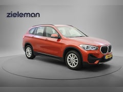 BMW X1 - sDrive18i Business Edition Automaat - Carplay, Camera, Headup Display, Cruise