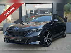 BMW 5-serie Touring - 530e M Sport | 300PK | Pano | HarmanKardon | 360° | HUD | 530e Touring M Sport 300 PK Plug