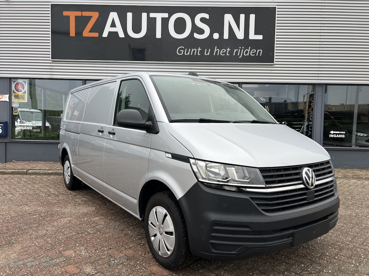 Volkswagen Transporter - 2.0 TDI L2H1 30 Aut./ 2x Schuifdeur/Standkachel - AutoWereld.nl