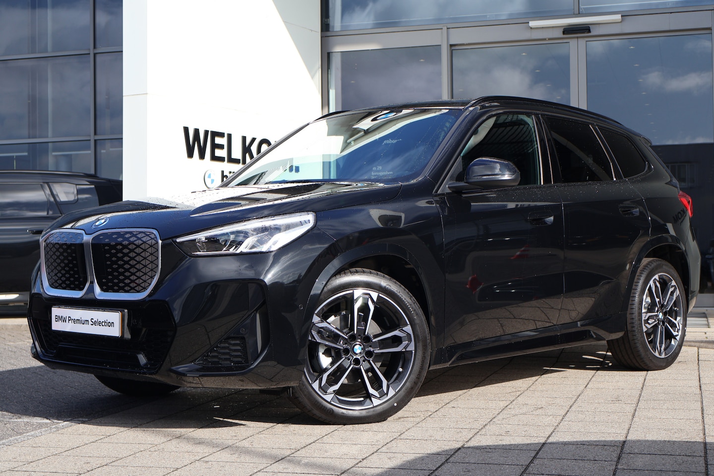 BMW iX1 - eDrive20 M Sport / Trekhaak / Panoramadak / Sportstoelen / Achteruitrijcamera / Harman Kar - AutoWereld.nl