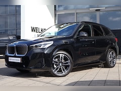 BMW iX1 - eDrive20 M Sport / Trekhaak / Panoramadak / Sportstoelen / Achteruitrijcamera / Harman Kar