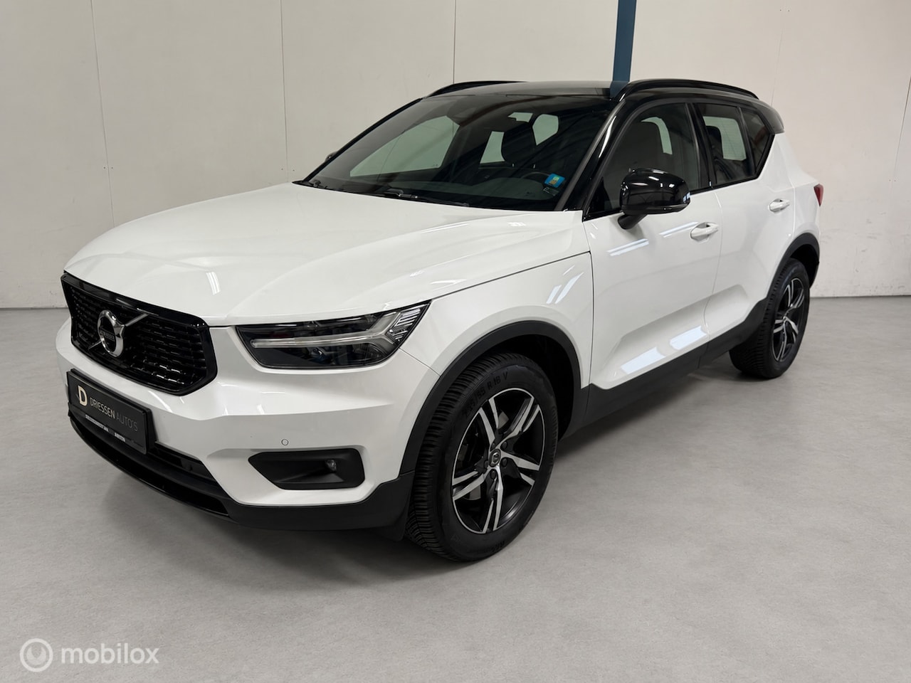 Volvo XC40 - 2.0 T4 AWD R-Design AUTOMAAT / CARPLAY - AutoWereld.nl