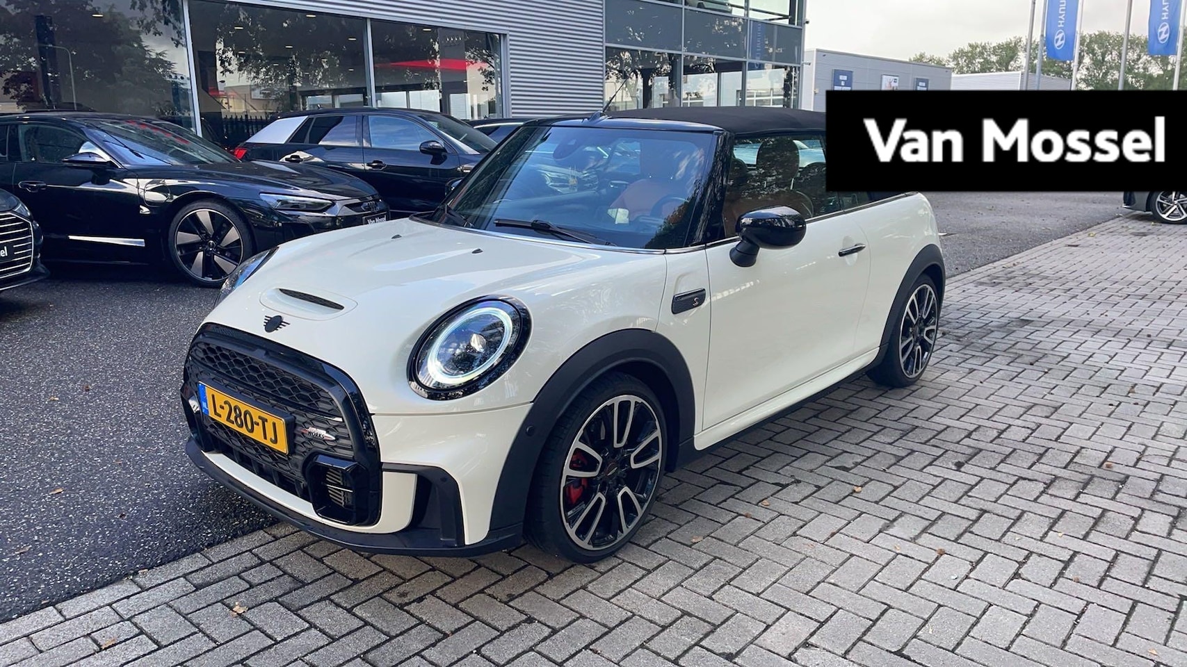 MINI Cabrio - 2.0 Cooper S John Cooper Works 178 PK | Automaat | Connected Navigation Plus | Head-up dis - AutoWereld.nl