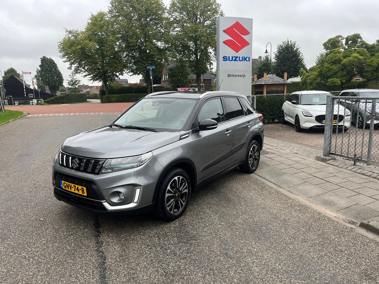 Suzuki Vitara - 1.5 Hybrid Style AUTOMAAT // 10 jaar garantie // Panorama dak // Dealer onderhouden // Rij - AutoWereld.nl