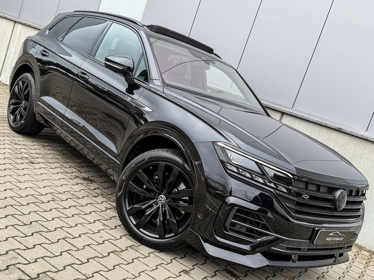 Volkswagen Touareg - 3.0 TSi eHybrid R 462Pk Black Dyn Pano 21Inch - AutoWereld.nl