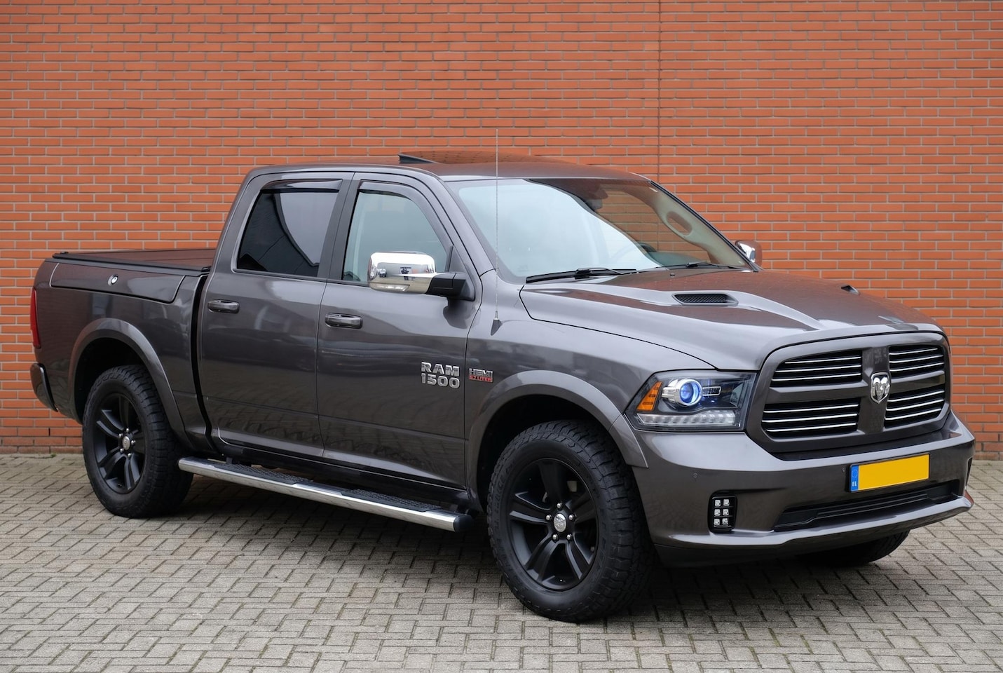 Dodge Ram 1500 - 5.7 V8 Sport Quad Cab 6'4 5.7 HEMI V8 | RamBox | Schuifdak | Leder | Trekhaak | Grijs kent - AutoWereld.nl