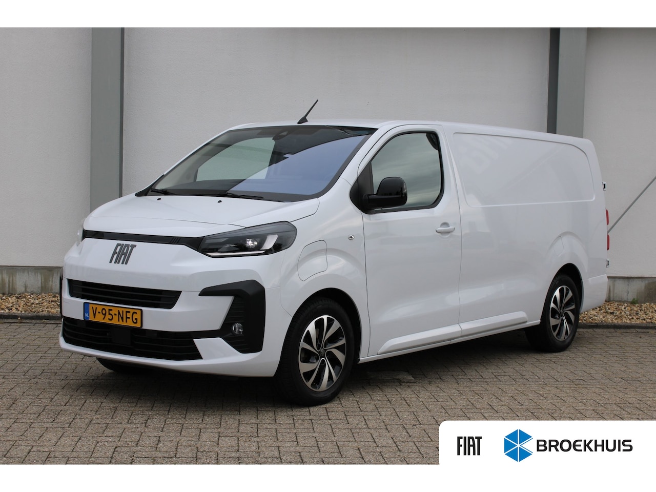 Fiat E-Scudo - L3 75 kWh | 12V aansluiting in de laadruimte | Buitenspiegelkappen en stootlijsten in zw - AutoWereld.nl