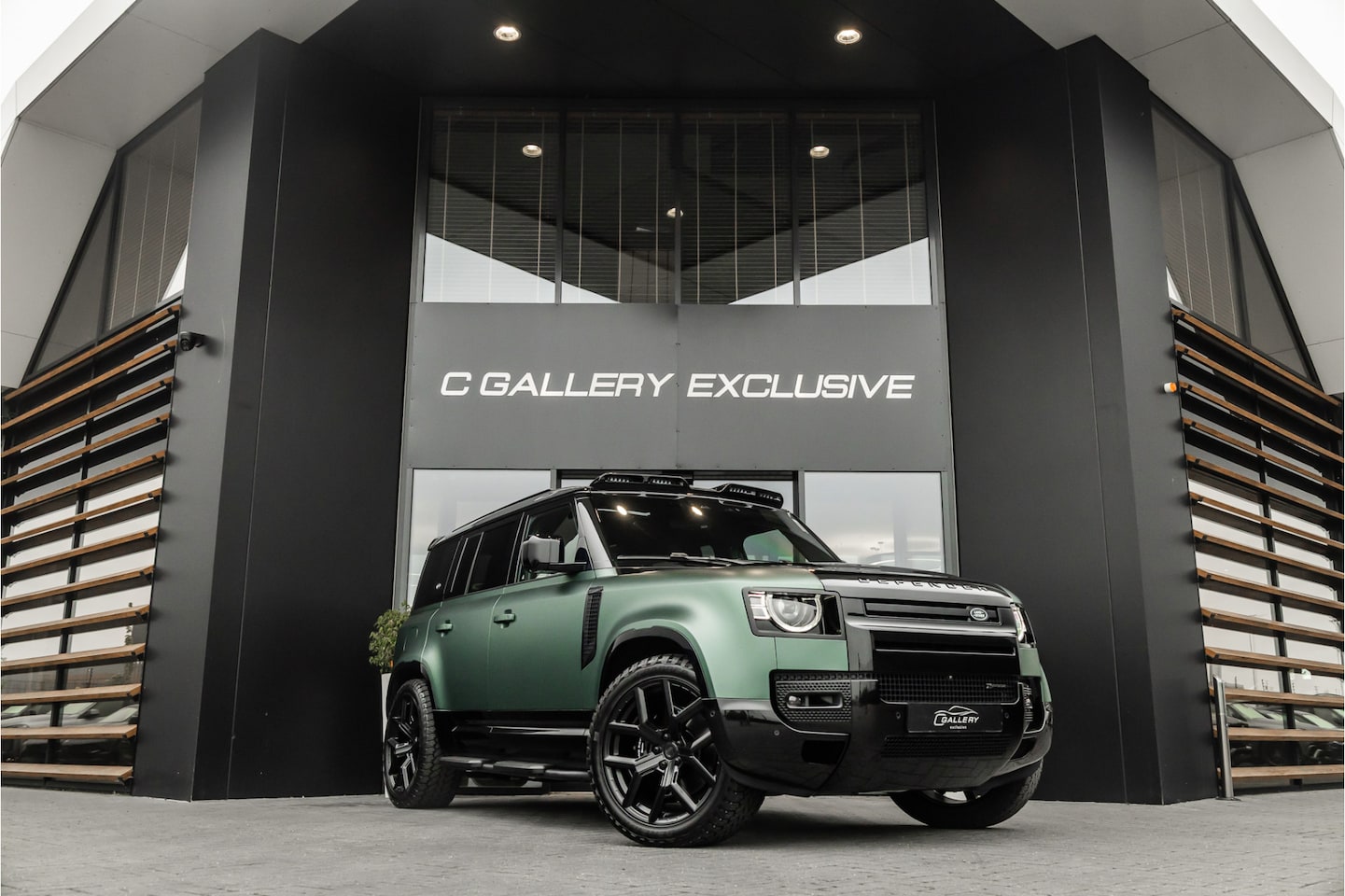 Land Rover Defender 110 - 2.0 P400e 110 XS Edition - URBAN Wheels | Origineel NL | Meridian | Memory - AutoWereld.nl