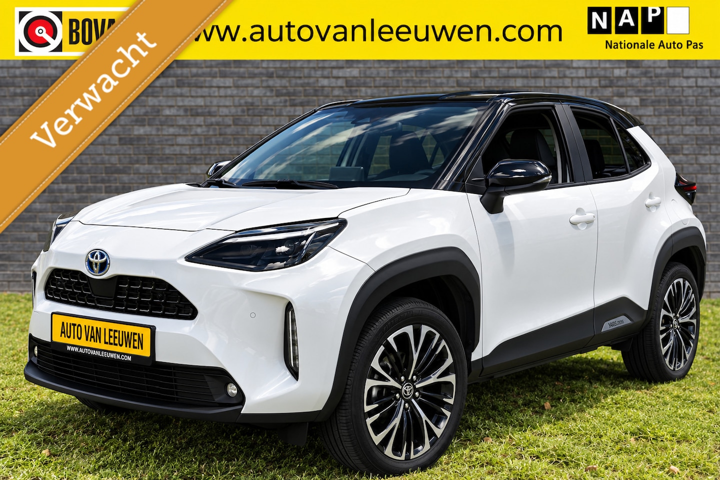 Toyota Yaris Cross - 1.5 Hybrid Collection Bi Color /NAVI/CAMERA/ETC.! - AutoWereld.nl
