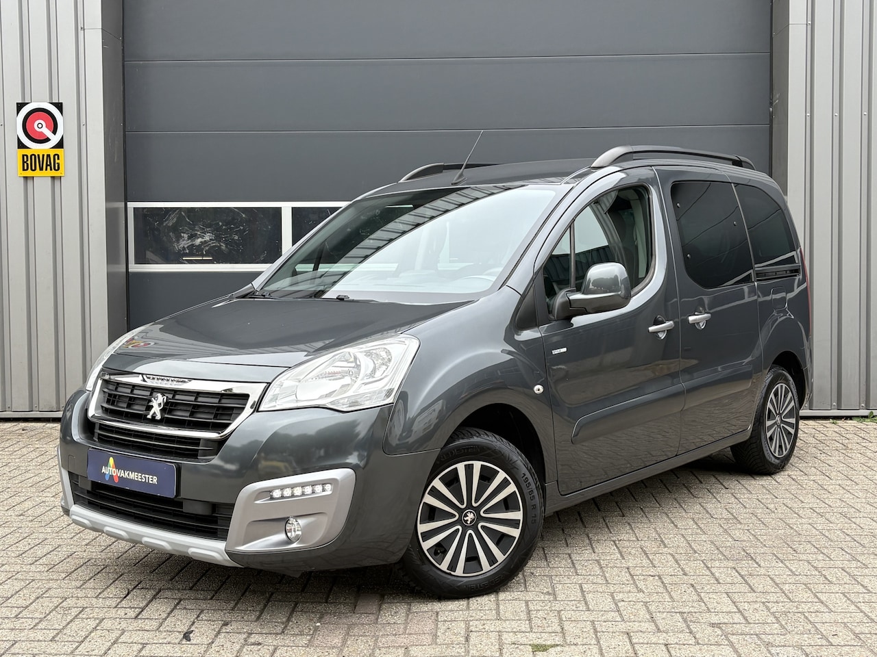 Peugeot Partner Tepee - 1.2 PureTech Style | Navi | Carplay | PDC | Trekhaak | Cruise Control | Airco | Interesse? - AutoWereld.nl