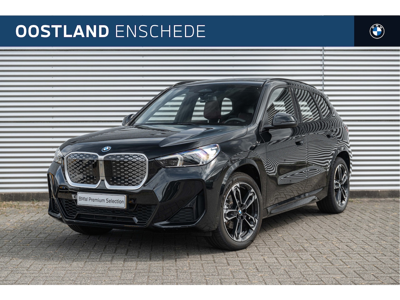 BMW iX1 - eDrive20 M Sport / Panoramadak / Achteruitrijcamera / Sportstoelen / M Adaptief onderstel - AutoWereld.nl