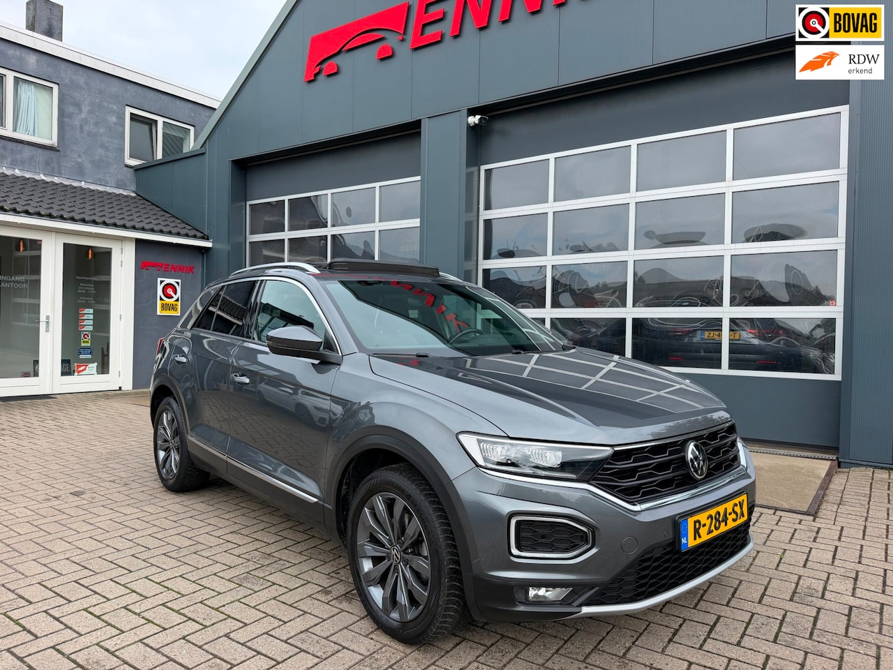 Volkswagen T-Roc - 1.5 TSI Sport Business R-Line / Pano / ACC / Led / IQ Drive / Camera / Trekhaak . - AutoWereld.nl