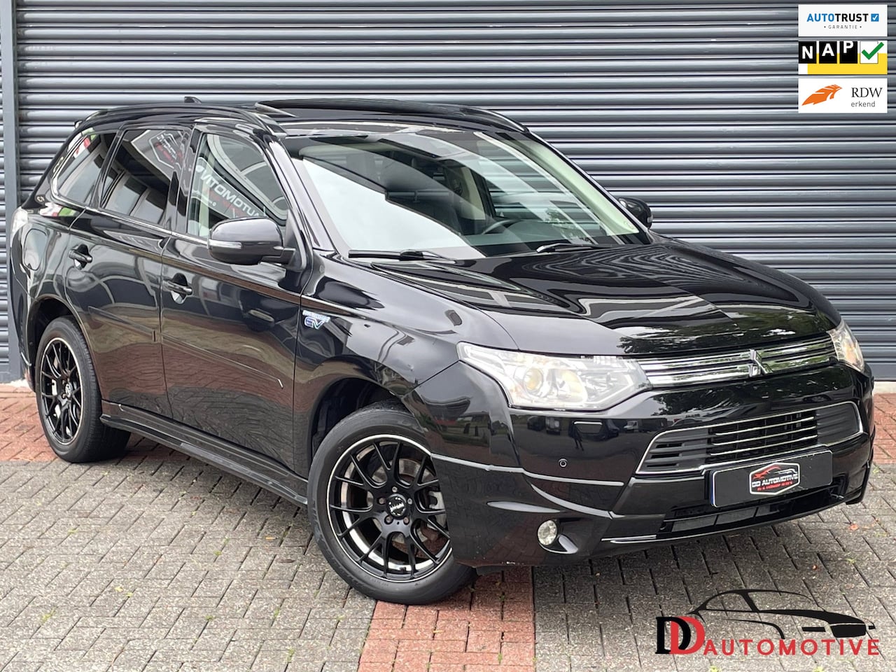 Mitsubishi Outlander - 2.0 PHEV Instyle+ Schuifdak | Trekhaak | Camera | Acc | Leder - AutoWereld.nl