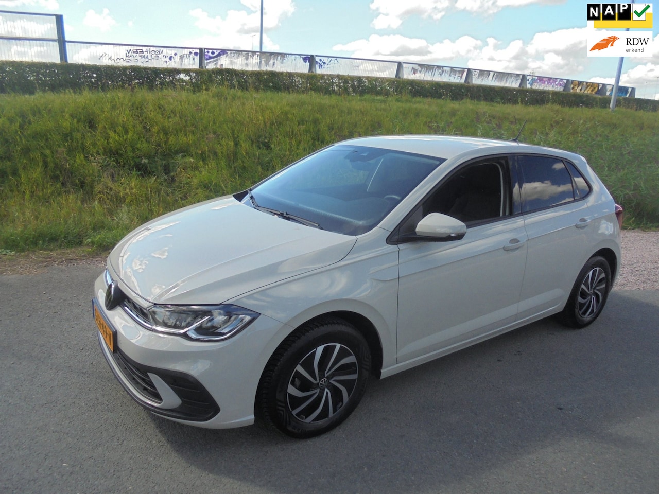 Volkswagen Polo - Volkswagen Polo 1.0 Automaat airco lmv navigatie pdc 19.000km - AutoWereld.nl