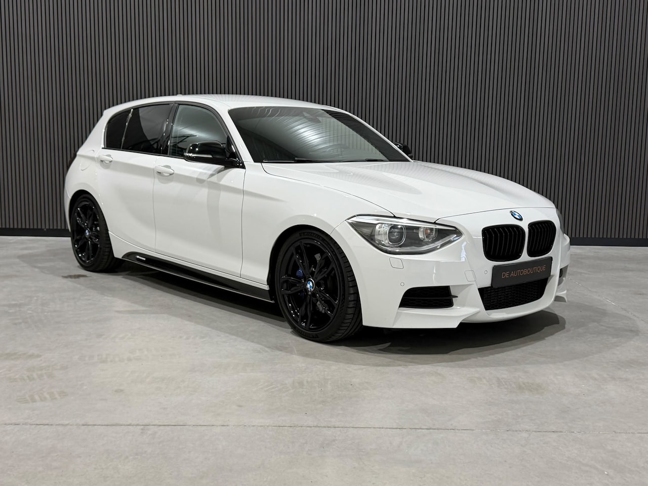 BMW 1-serie - M135i xDrive Exe M Sport / H&K Audio / Xenon / Navi / Cruise / PDC - AutoWereld.nl