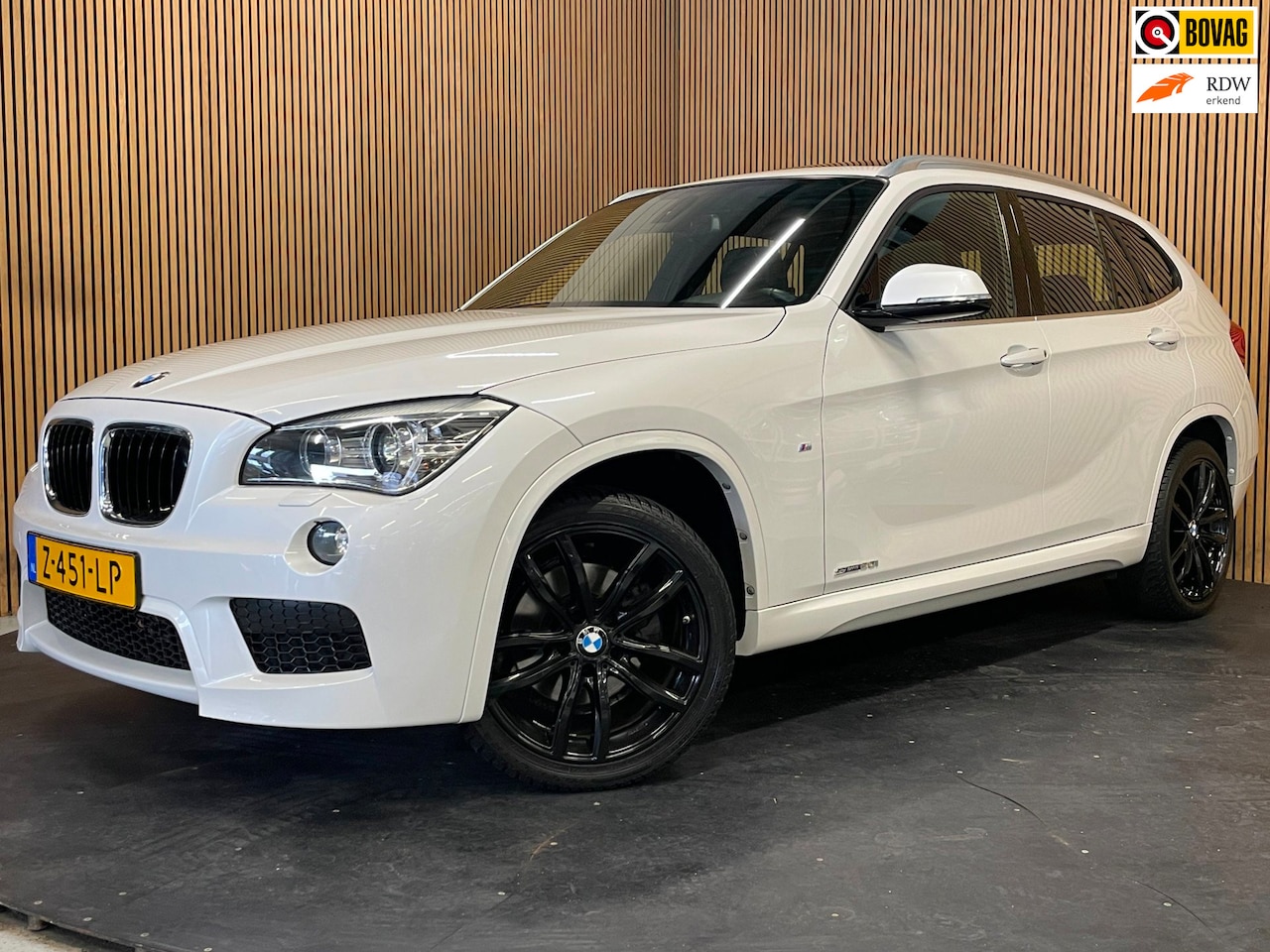 BMW X1 - SDrive20i|M-PAKKET|BLACK&WHITE|AUTOMAAT|PANORAMADAK|SPORT VOLLEDER|STOELVERWARMING-V|NAVIG - AutoWereld.nl
