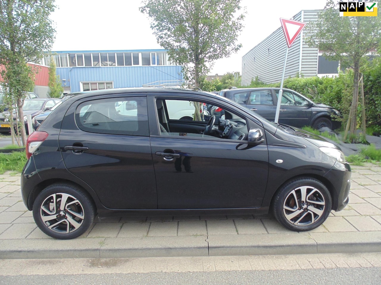 Peugeot 108 - 1.2 VTi Allure 2015 achter camera - AutoWereld.nl
