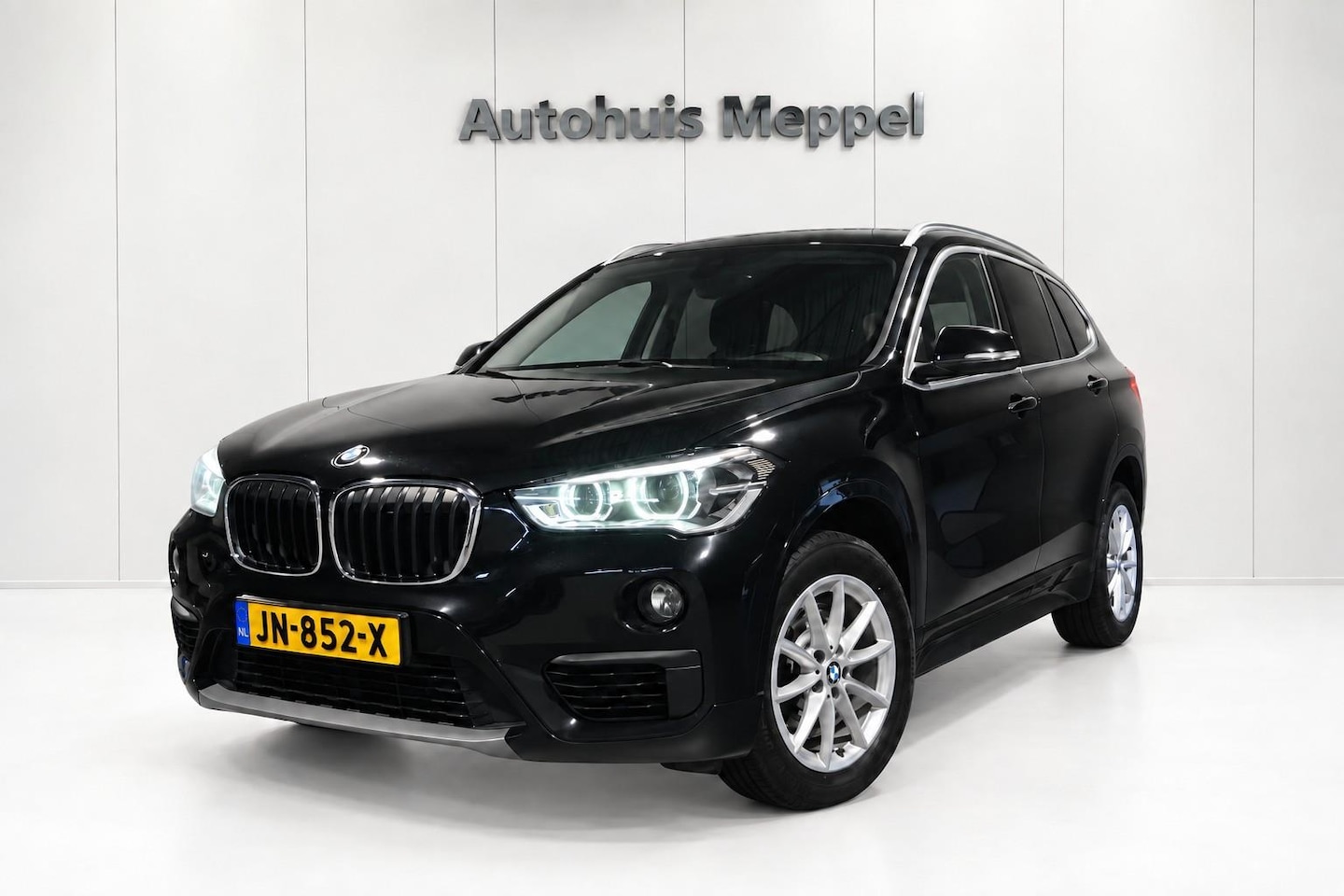 BMW X1 - sDrive20 LED*PDC*Navigatie*Cruise-Control*Bluetooth - AutoWereld.nl