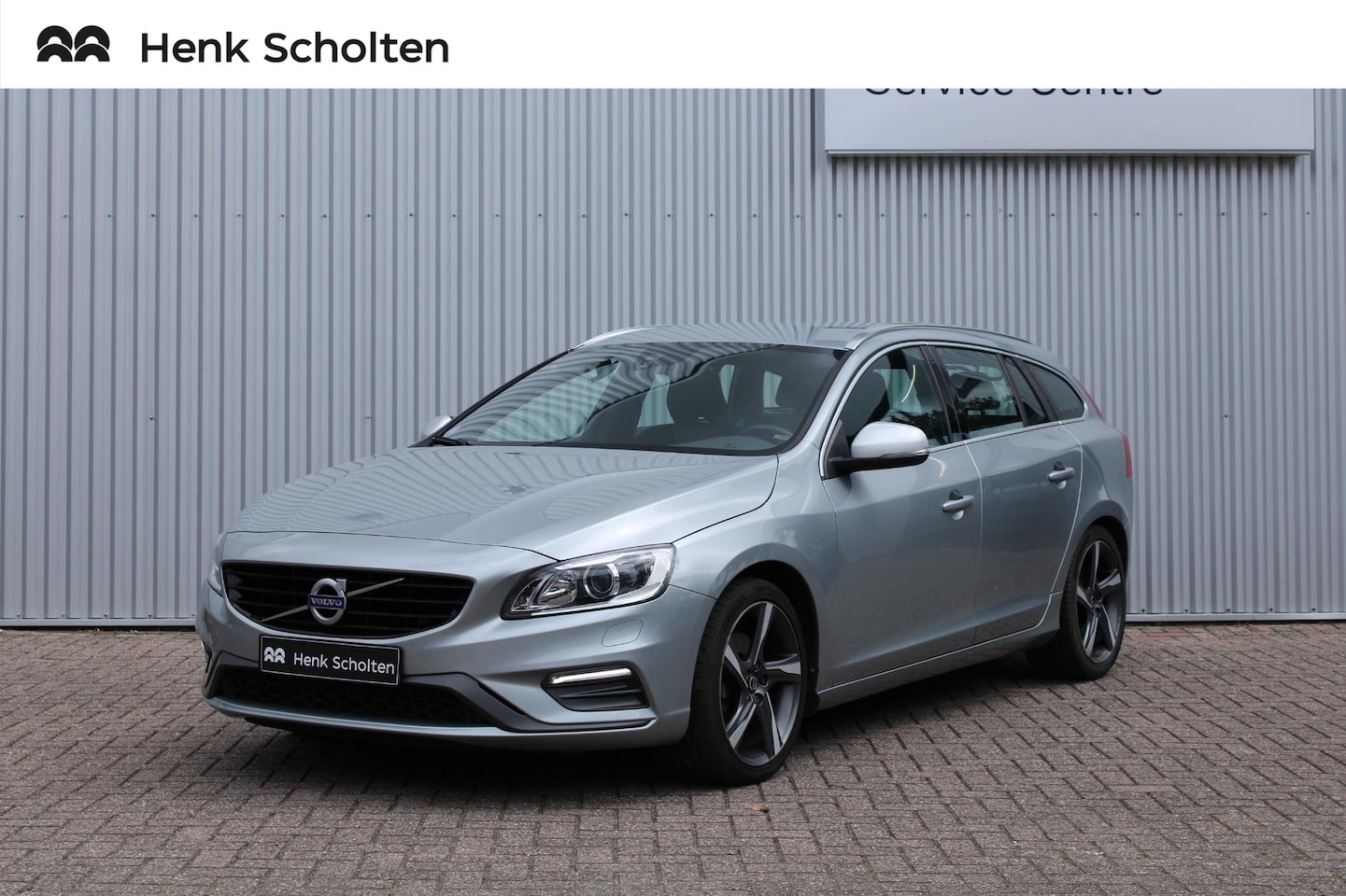 Volvo V60 - T3 R-Design | Standkachel | Afneembare trekhaak | Stoelverwarming voorzijde | Parkeersenso - AutoWereld.nl