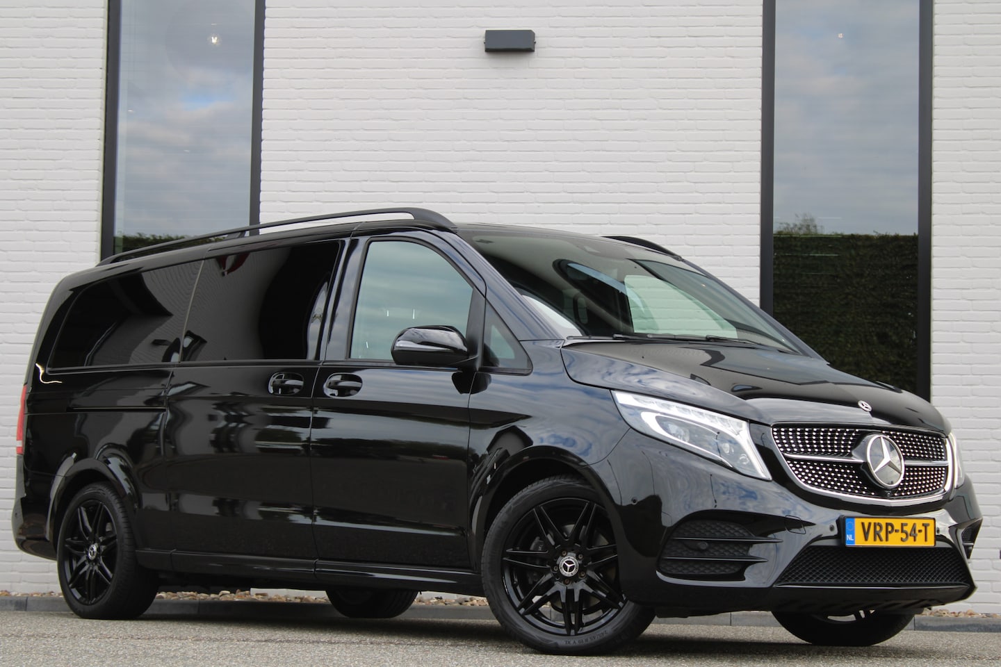 Mercedes-Benz V-klasse - 300d / AMG / 4-MATIC / XXL / DC / Luchtvering / Elec Stoelen / Burmester / Vol Opties / NI - AutoWereld.nl