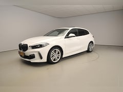 BMW 1-serie - 5-deurs 118i | M-Sportpakket | LED | Navigatie | Panoramadak | Sportstoelen | Shadow line
